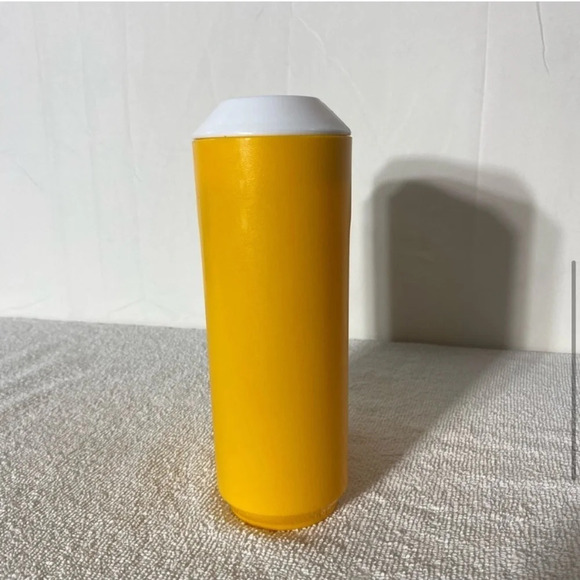 Vintage Rubbermaid Yellow Handleless Pitcher With Lid - Picture 6 of 13